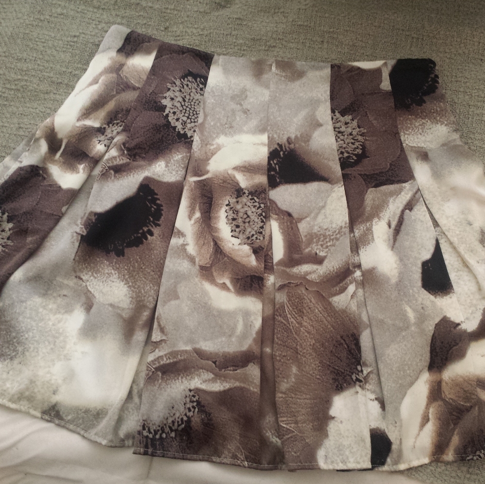 Beautiful Floral Skirt A-Line - Picture 4 of 4